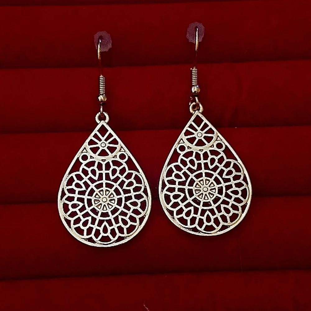 💖Women's Gold Colored Tear Drop Earrings - Picture 1 of 3